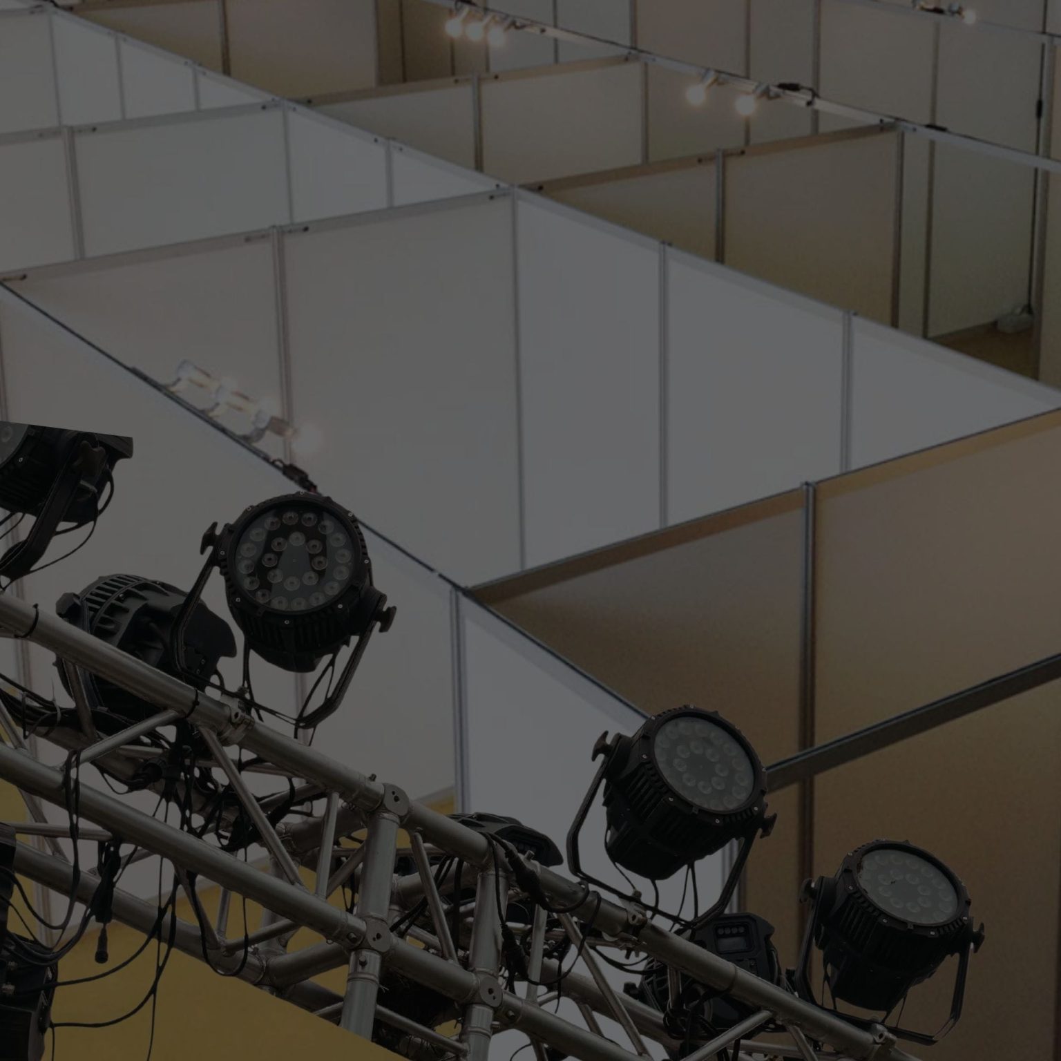 Stands et structures, cloisons, moquettes, moteurs, scènes, - Stocklight